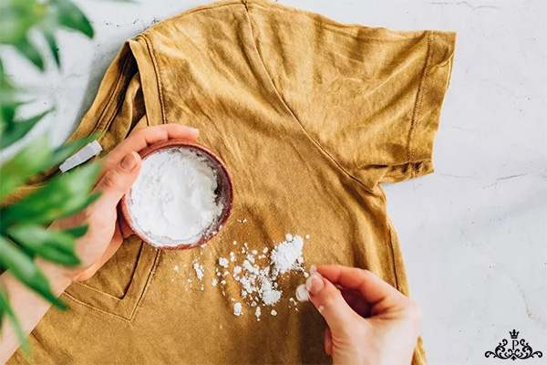 روشهای خانگی بیضرر برای از بین بردن لکه زرد قدیمی روی لباس رنگی